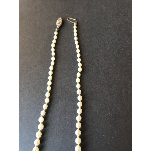 Classic Vintage Graduated Cultured Pearl Necklace With 14 Karat White Gold Clasp - Picture 5 of 8
